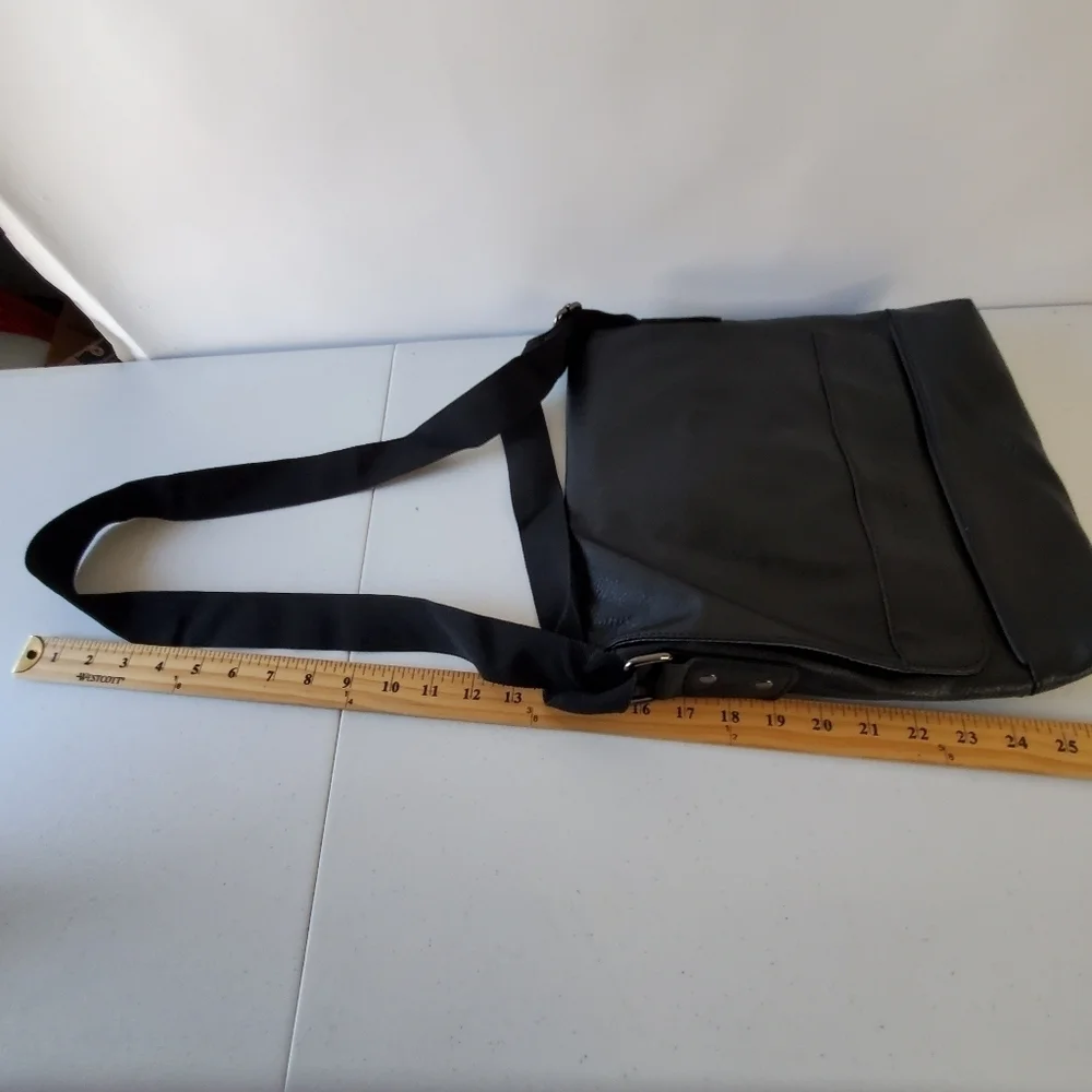 Kenneth Cole Reaction Messenger Bag Textured Black Carry All Travel Commute